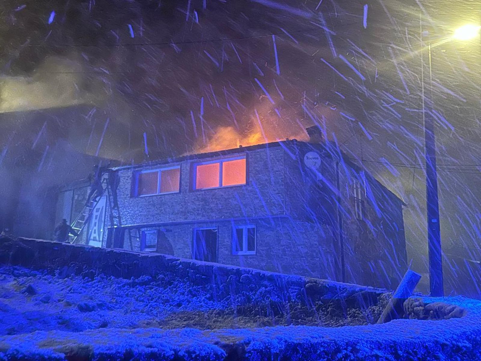 Servicios de emergencia trabajan en las labores de extinción y control del incendio en la aldea de Castro, dificultadas por el temporal y los accesos a la zona.