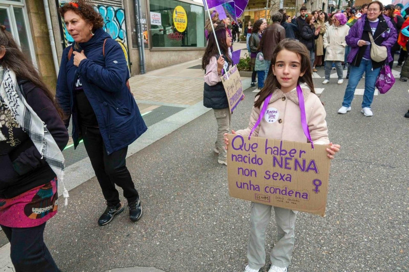 Galería | Las calles de Vigo se pintan de morado por el Día Internacional de la Mujer
