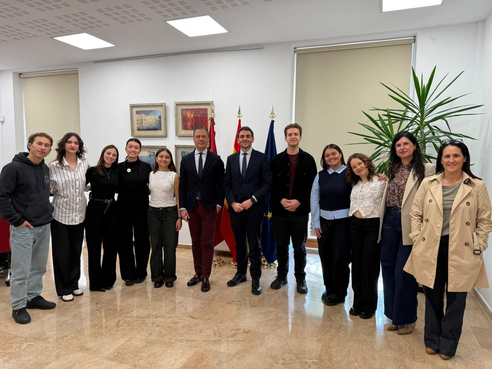 Los ocho alumnos murcianos junto a las autoridades