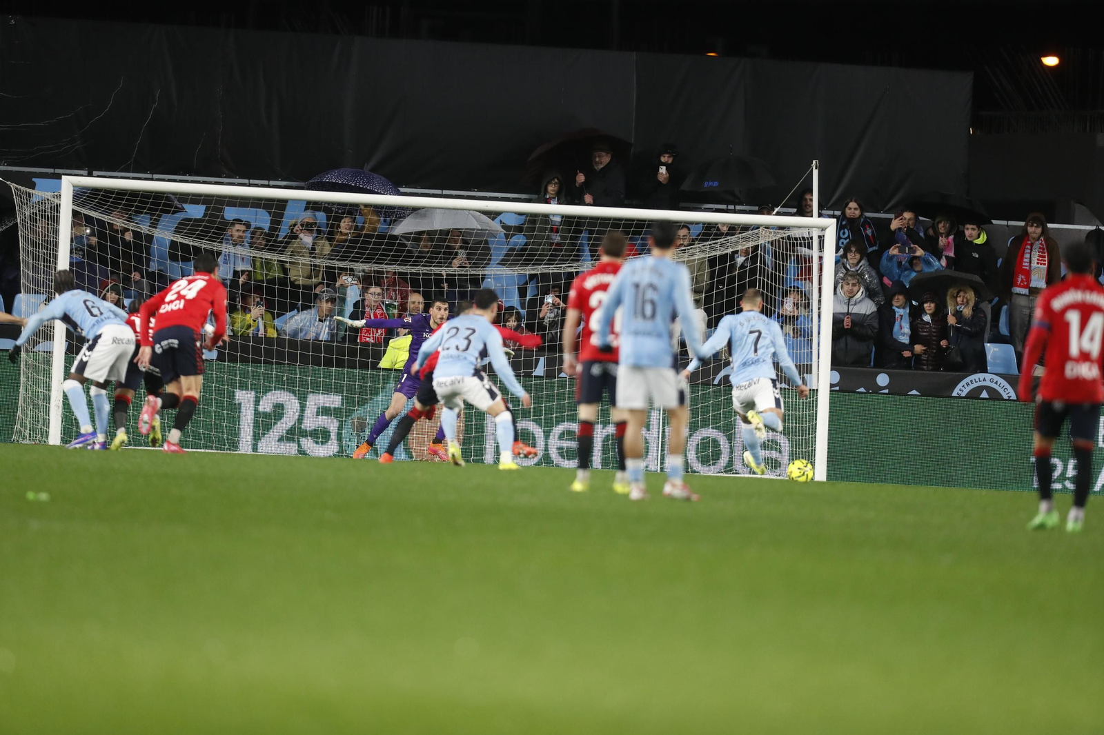Borja Iglesias se dispone a tirar y marcar un penalti el pasado viernes ante Osasuna.