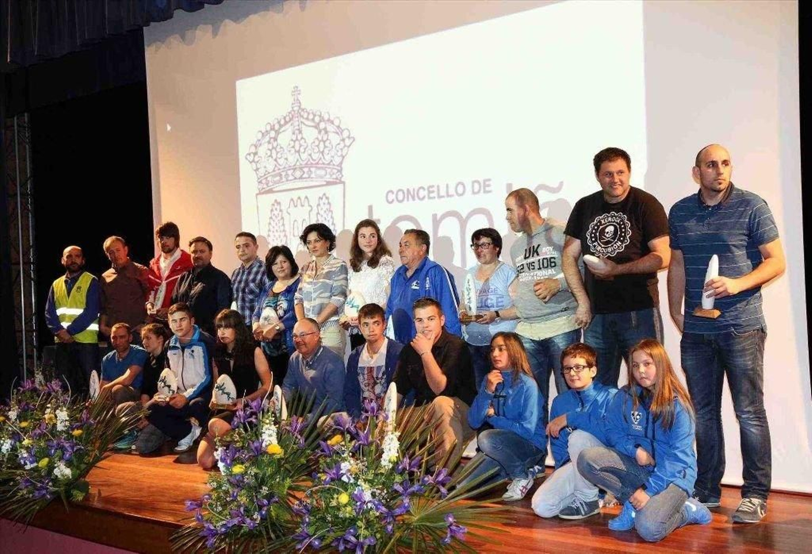 La alcaldesa de Tomiño, en el centro, con los deportistas homenajeados.