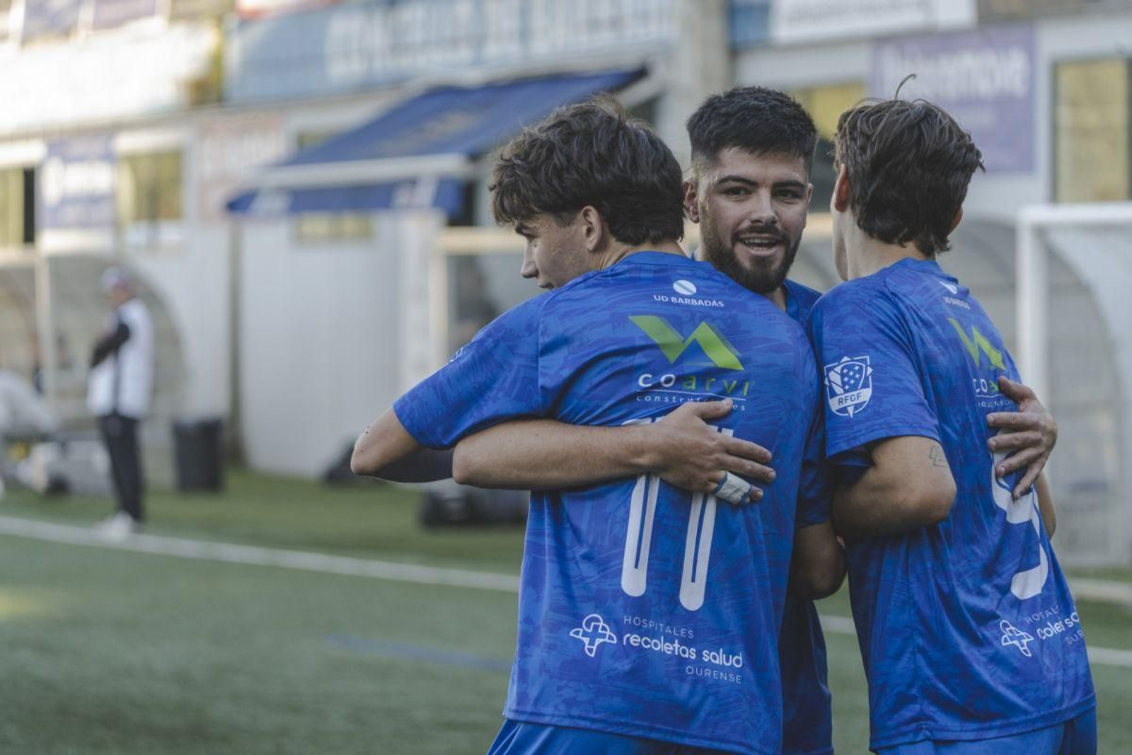 Cougil y Litos, los goleadores del Barbadás ante el Juvenil, se abrazan con José Pérez en Os Carrís.