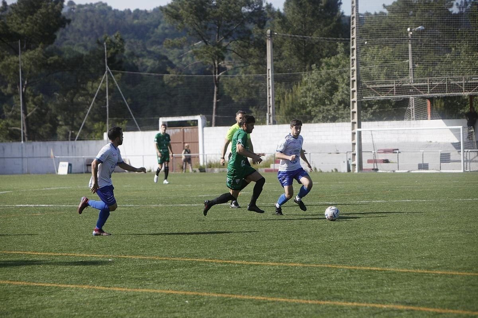 Pedro, del Antela, y Raúl Dinis, del Velle, pelean por una balón durante el encuentro disputado en Velle.