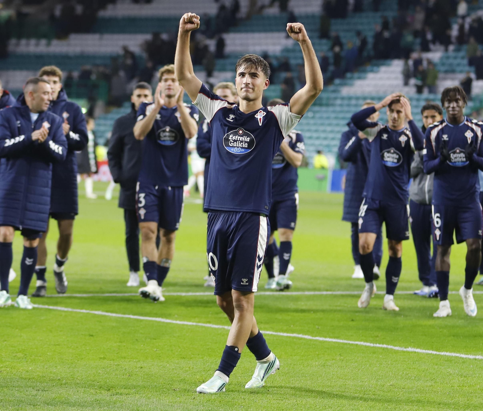 Javi Rodríguez celebra uno de sus goles de ayer en Celtic Park.