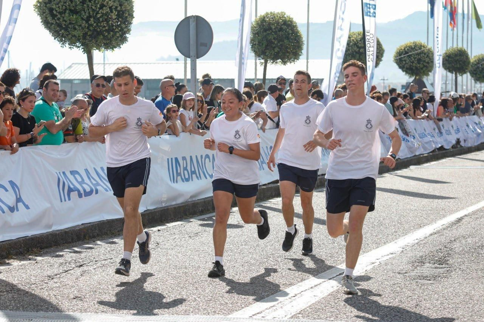 Llegada a la meta de los participantes en la Vig-Bay 2024.