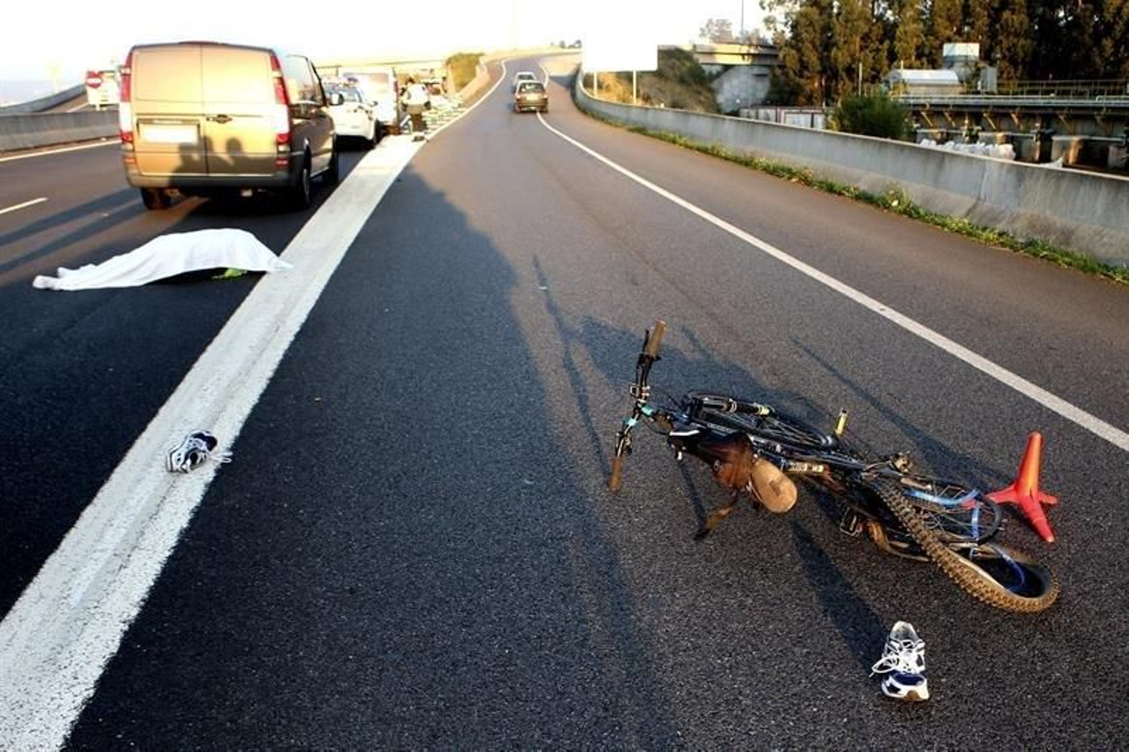 Vista del lugar en el que un ciclista ha muerto atropellado esta tarde en la autovía de Marín. (EFE)