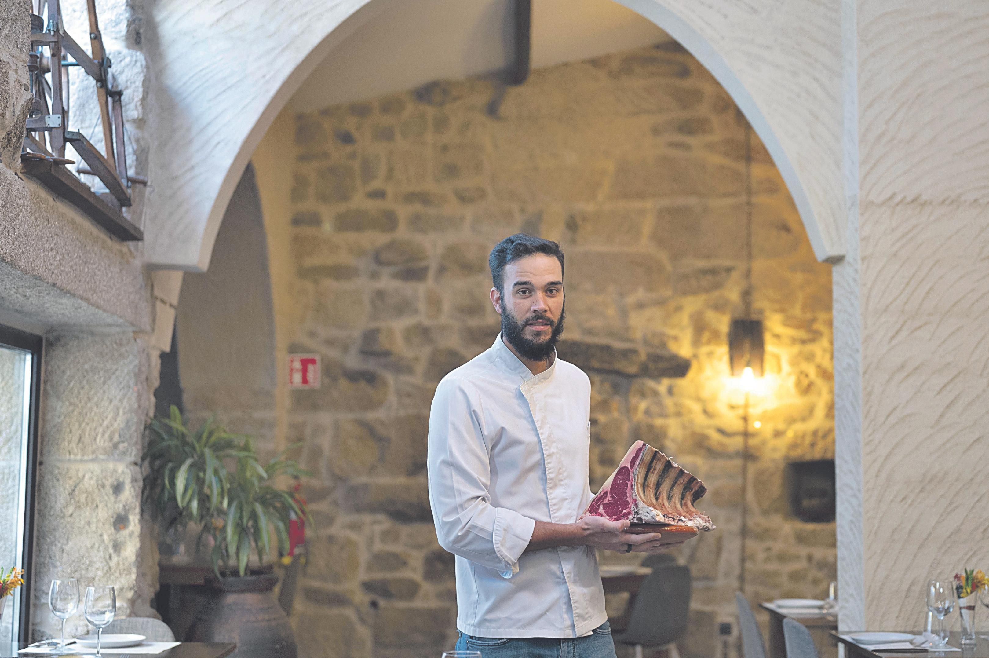Samuel Moreno regenta el restaurante O Campanario desde hace tres años. (MARTIÑO PINAL)