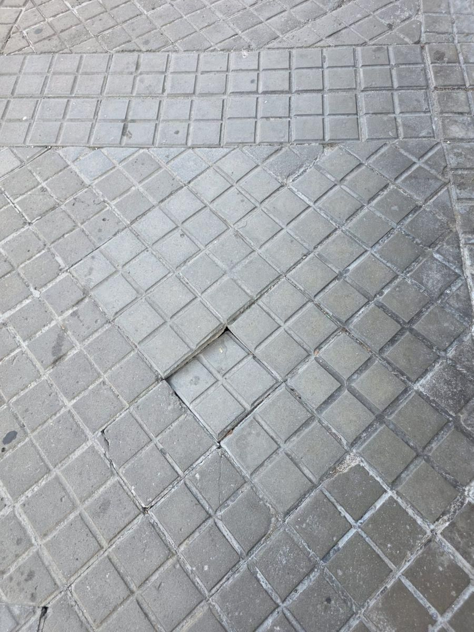 Otra baldosa levantada