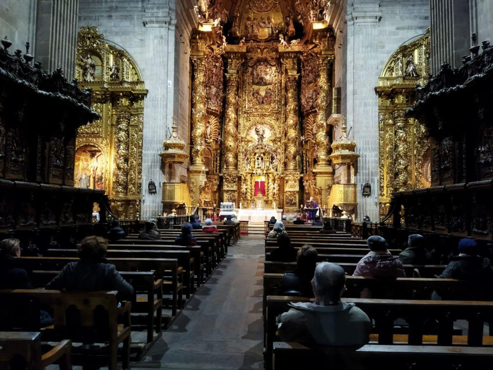 Feligreses durante la misa de la novena de San Rosendo, en Celanova.