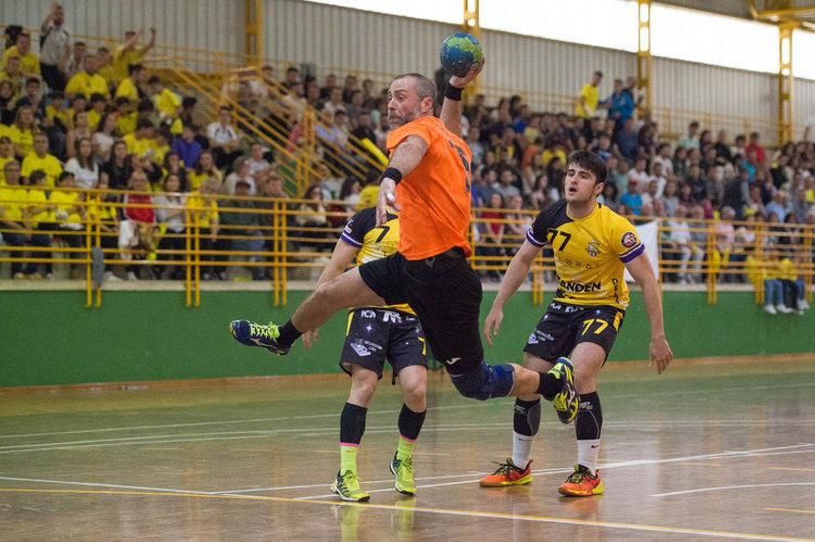 Ante un pabellón de O Consello repleto, Carnes do Ribeiro (de naranja ayer) y Delicias brindaron un gran espectáculo.
