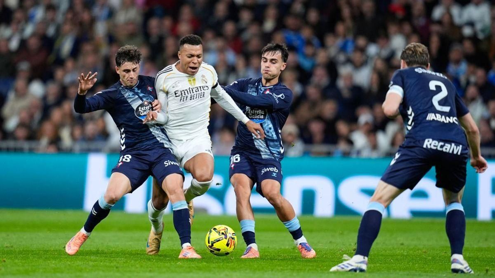 Pablo Durán y Miguel Román le cierran el paso al francés, con Starfelt a la expectativa, en un tipo de acción muy repetido ayer.