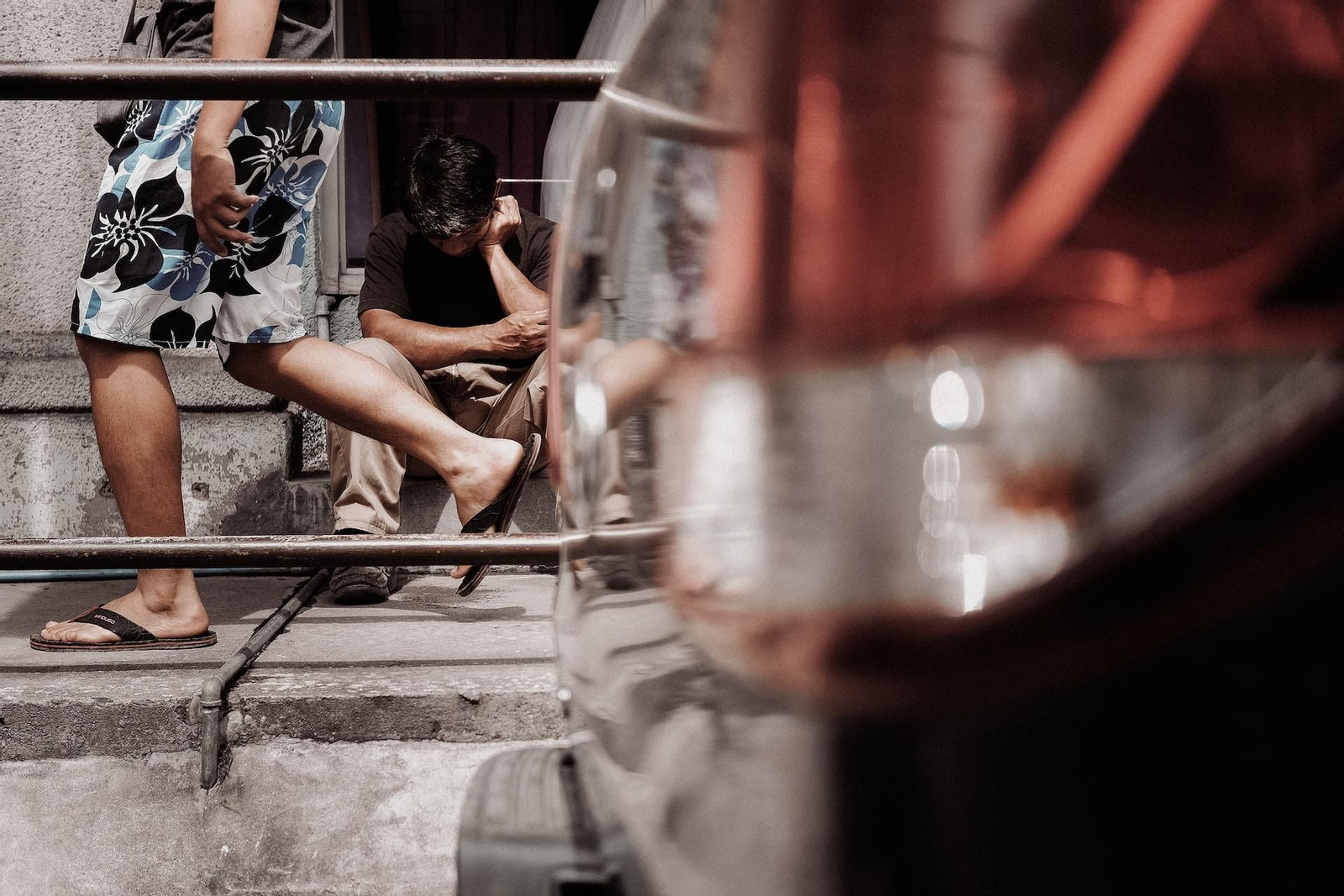 Un joven se dirige a un coche con las chancletas.