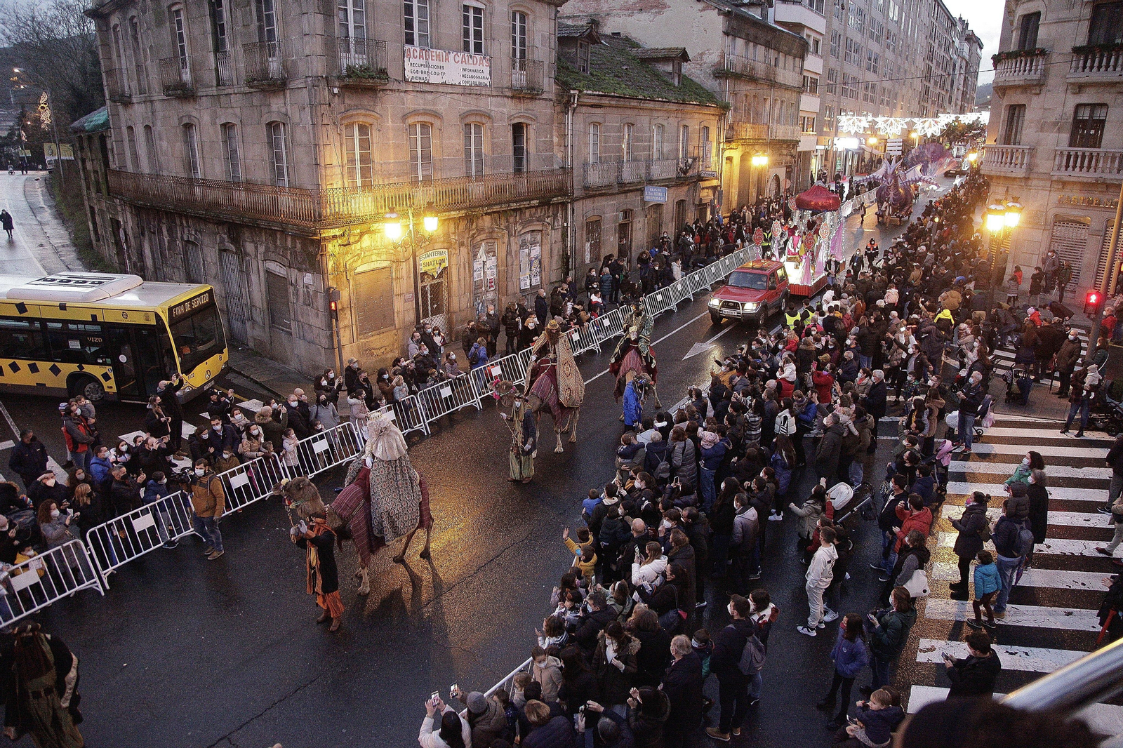 OURENSE. La comitiva de los Reyes, que lanzaron caramelos al público.// Miguel Ángel