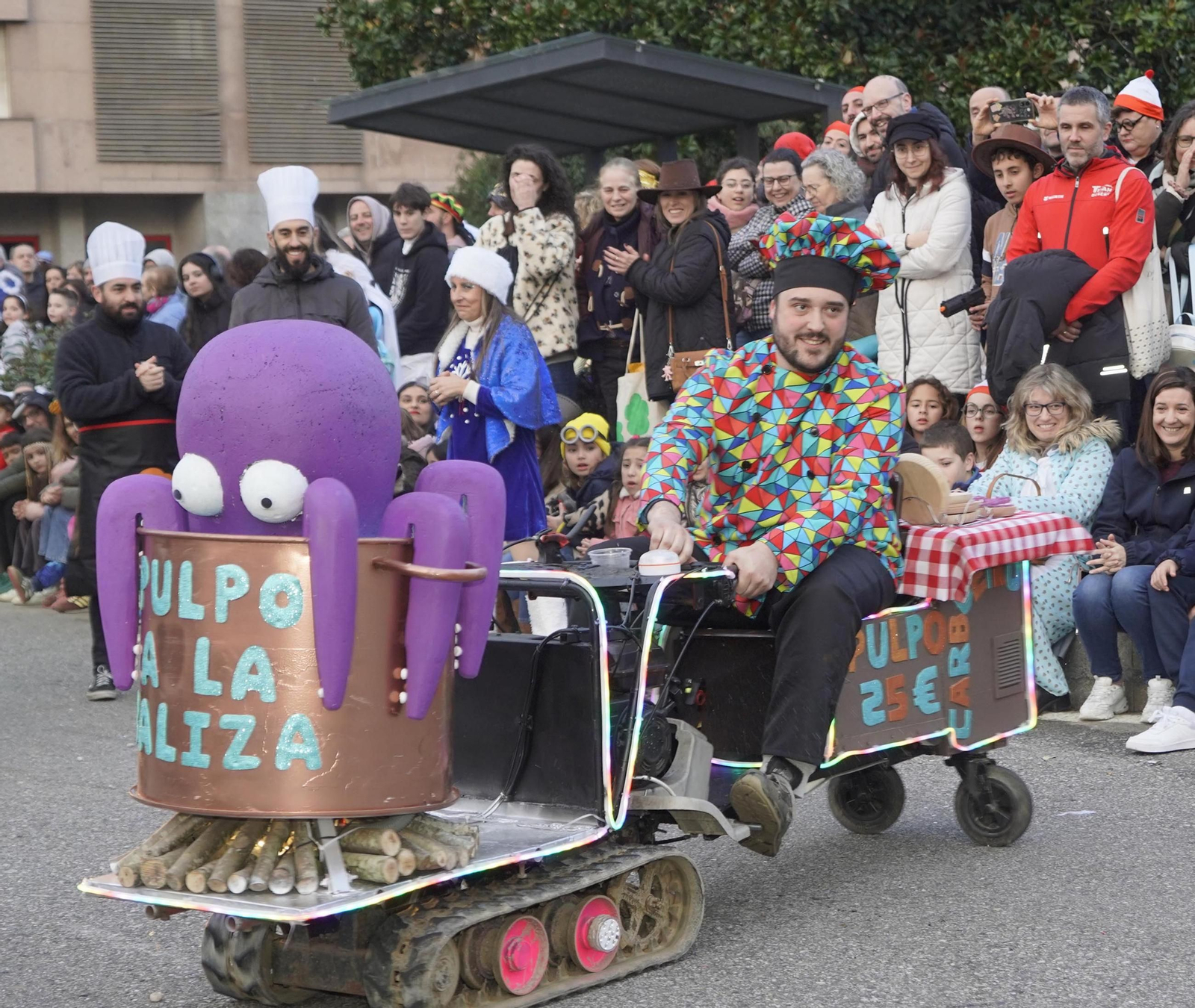Galería | El desfile de comparsas del Entroido 2026 ilumina las calles de Vigo