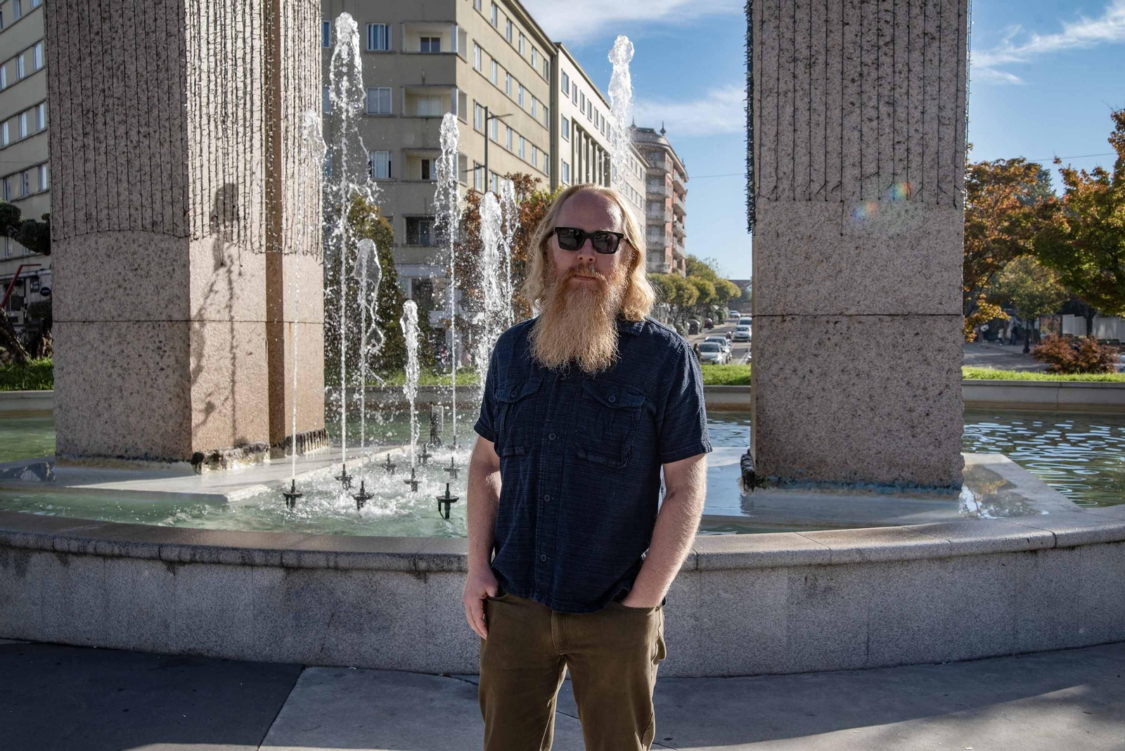 El compositor y arreglista norteamericano, Drew Morgan, posa junto a la fuente de Praza América.