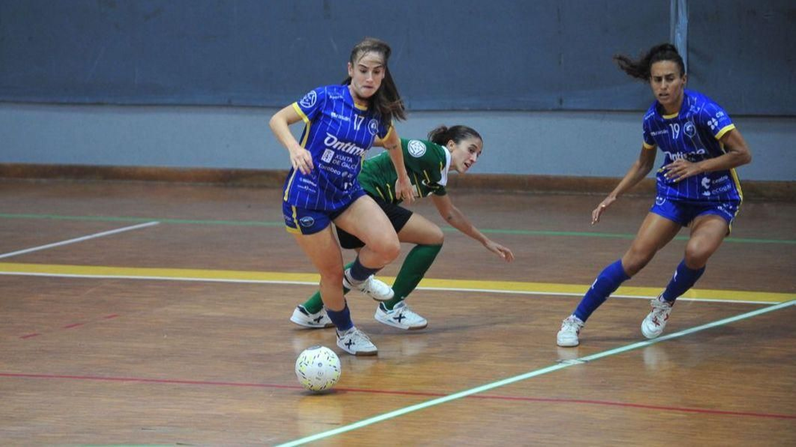 La jugadora del Ontime Carla Ayensa trata de superar la defensa de una contraria.