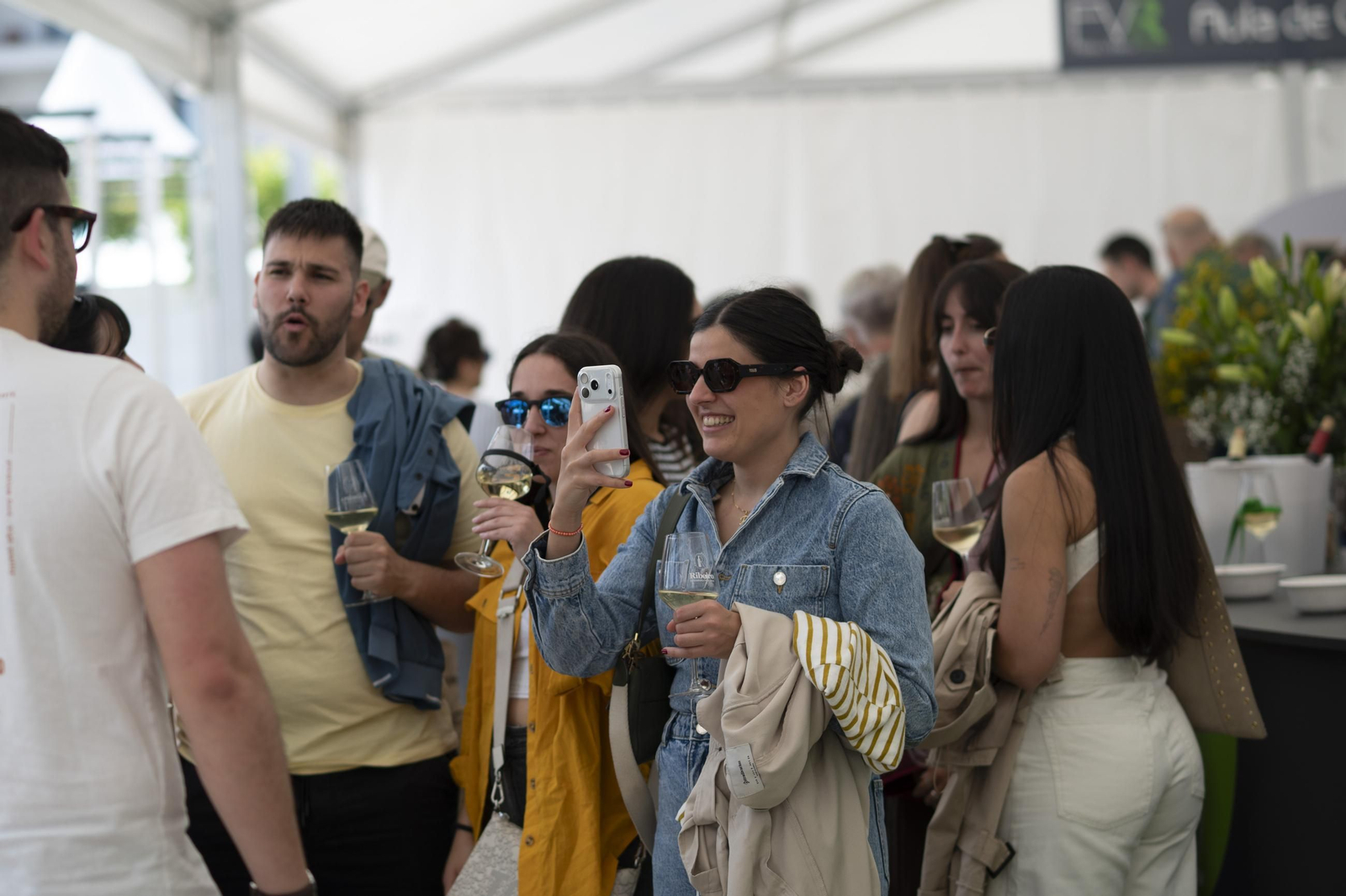 Ambiente festivo, brindis y degustaciones en el recinto de la Alameda de Ribadavia durante la celebración de la 63ª Feira do Viño do Ribeiro
