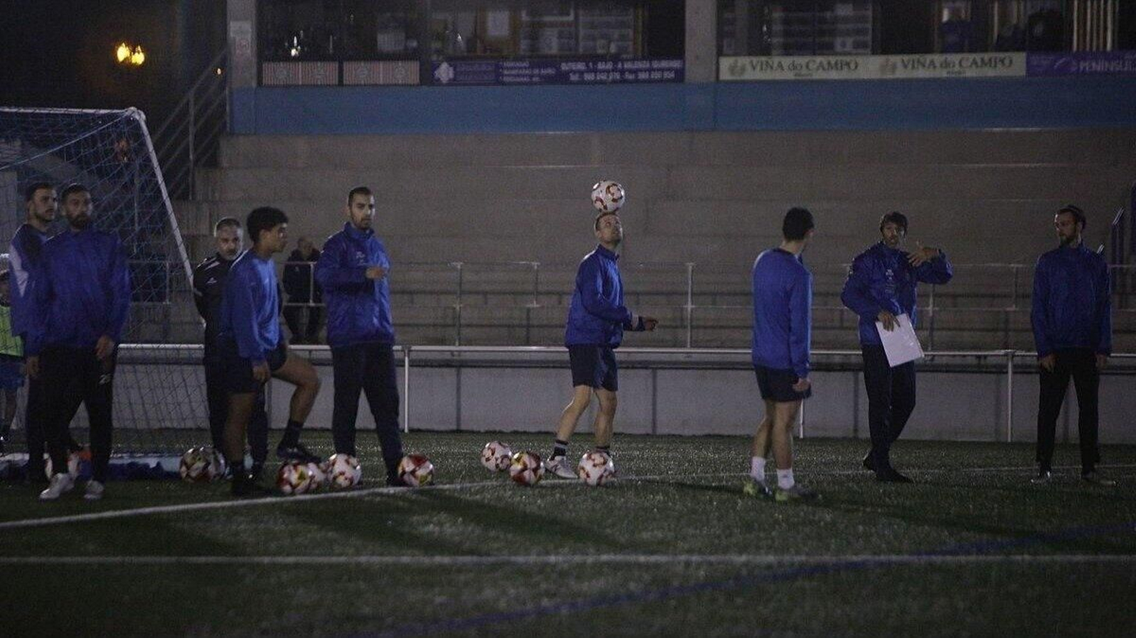 Los jugadores del Barbadás se ejercitan en el campo de Os Carrís. | Foto: Miguel Ángel