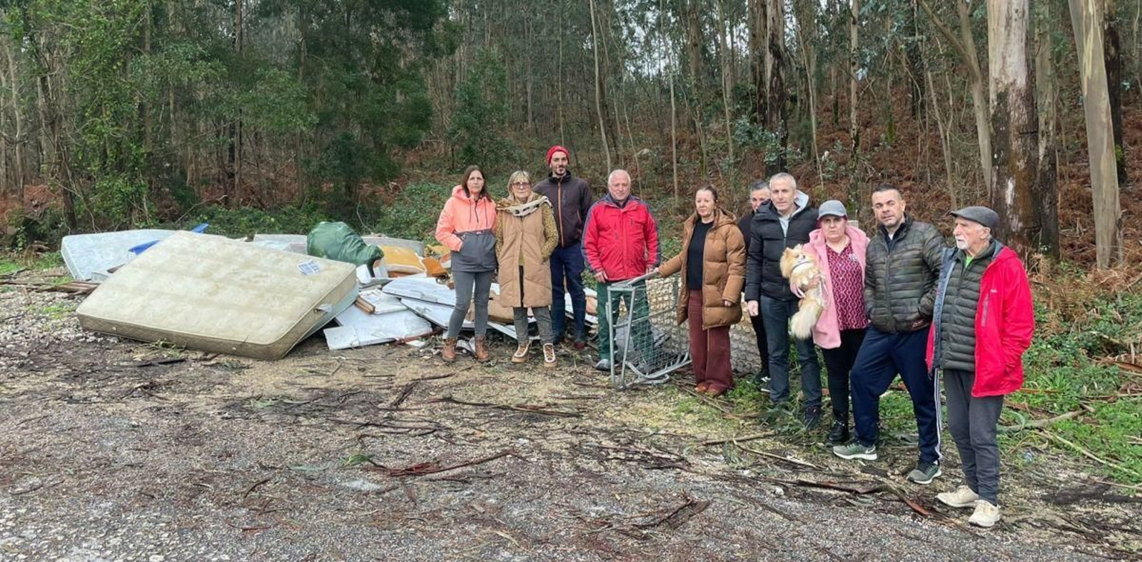La patrulla vecinal junto a la basura depositada en el vial.