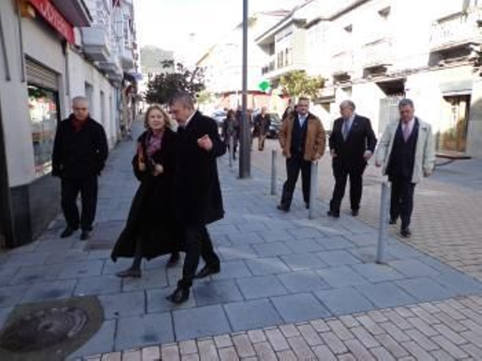 José Vicente Solarat acompaña a la viuda de Victorino Núñez en su visita al barrio donde residió el matrimonio.