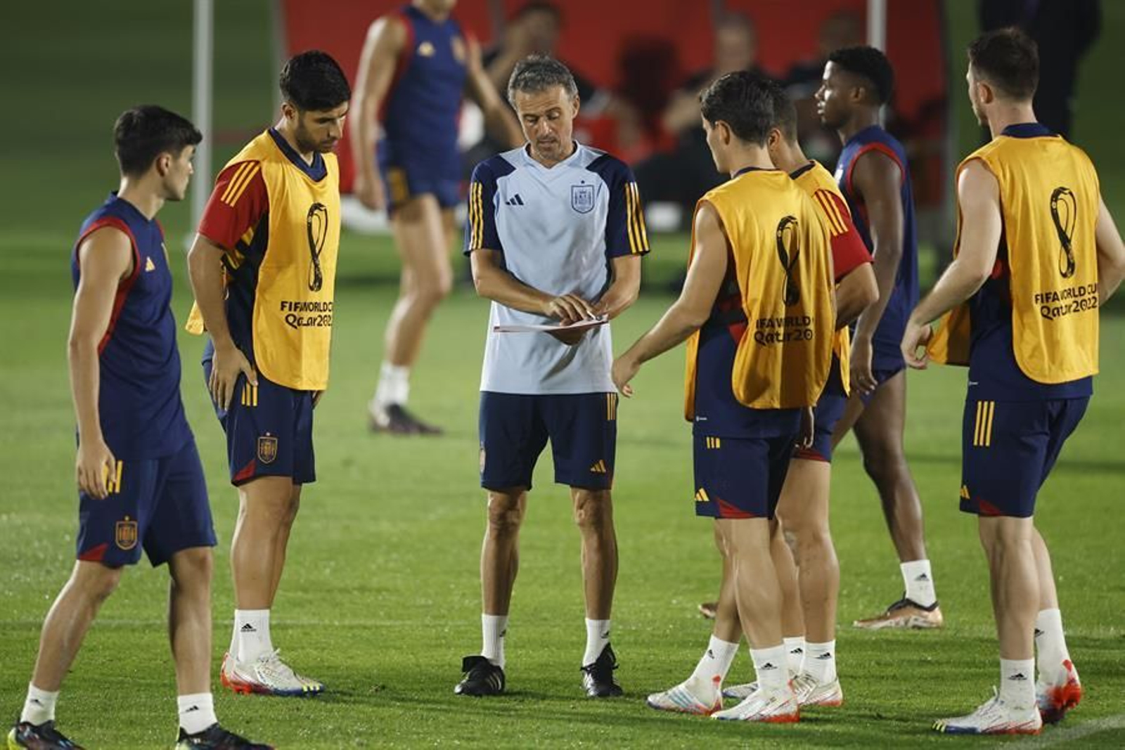 La selección española en un entrenamiento en Qatar (EFE).