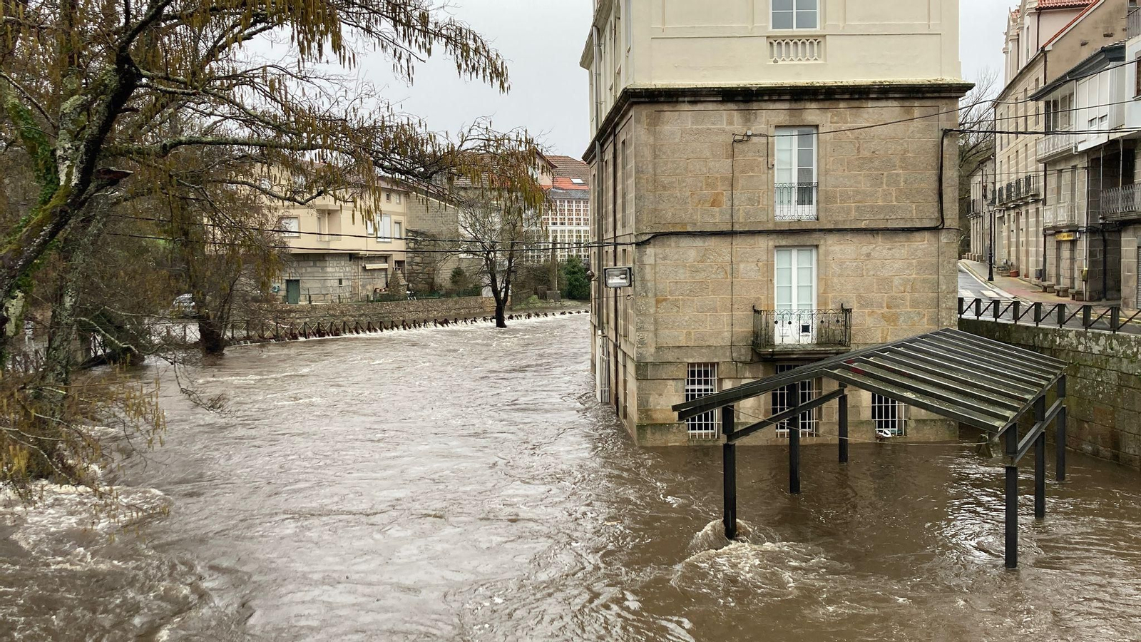 Carreteras inundadas por culpa del río Aronia en Baños de Molgas que tiene aviso naranja.