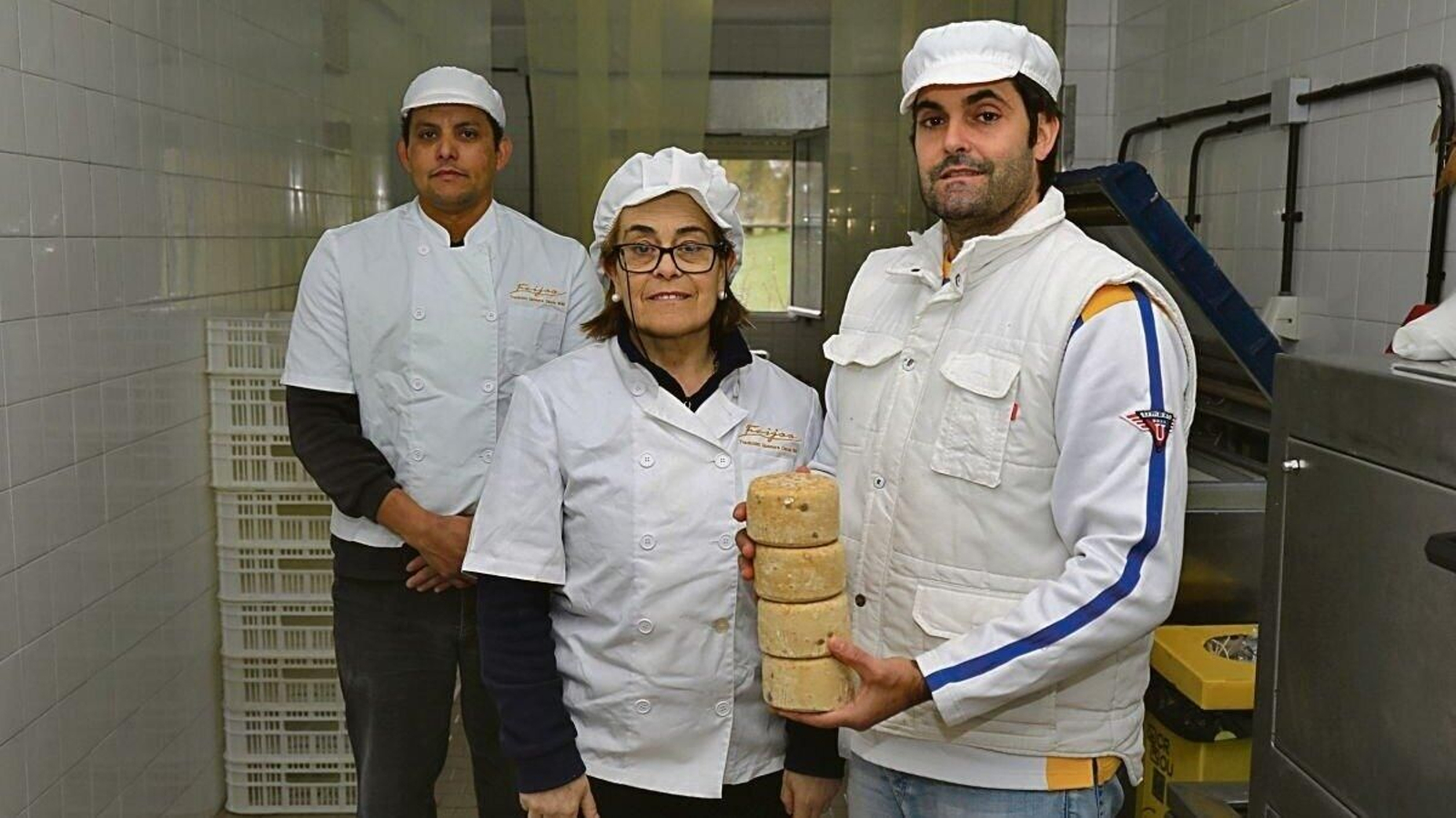 José Díaz, Manuela Feijoo y Julio Alonso, en la quesería.