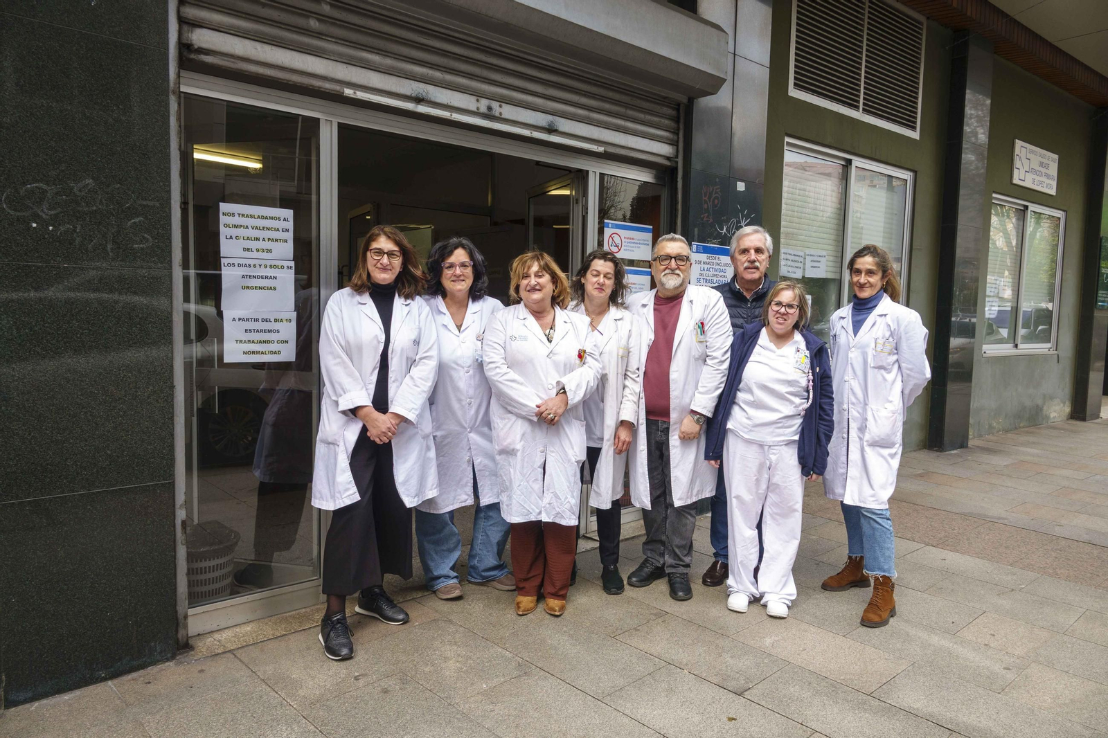 Alberto Bravo, tercero por la derecha, junto a profesionales del centro de salud de López Mora.