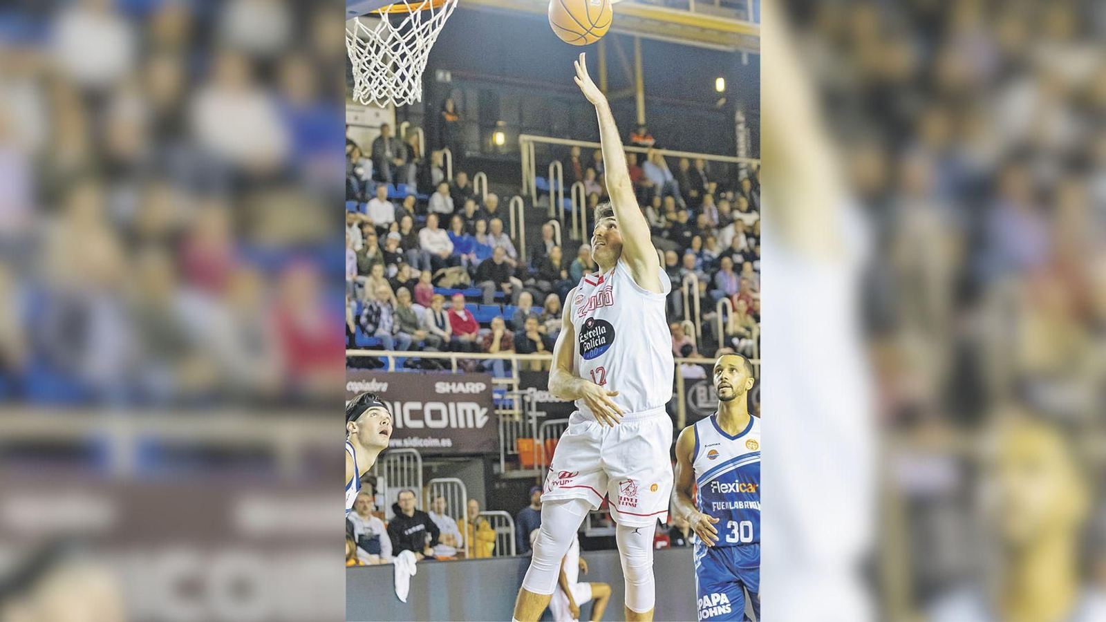 Huguet trata de anotar una canasta en el aro del Fuenlabrada.