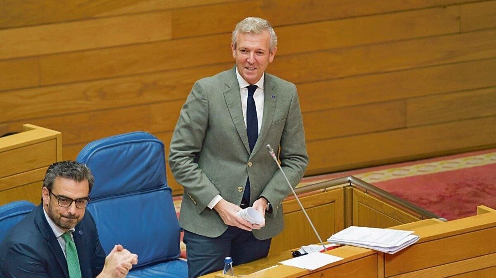 El presidente de la Xunta, Alfonso Rueda, habla desde su escaño en el Parlamento.