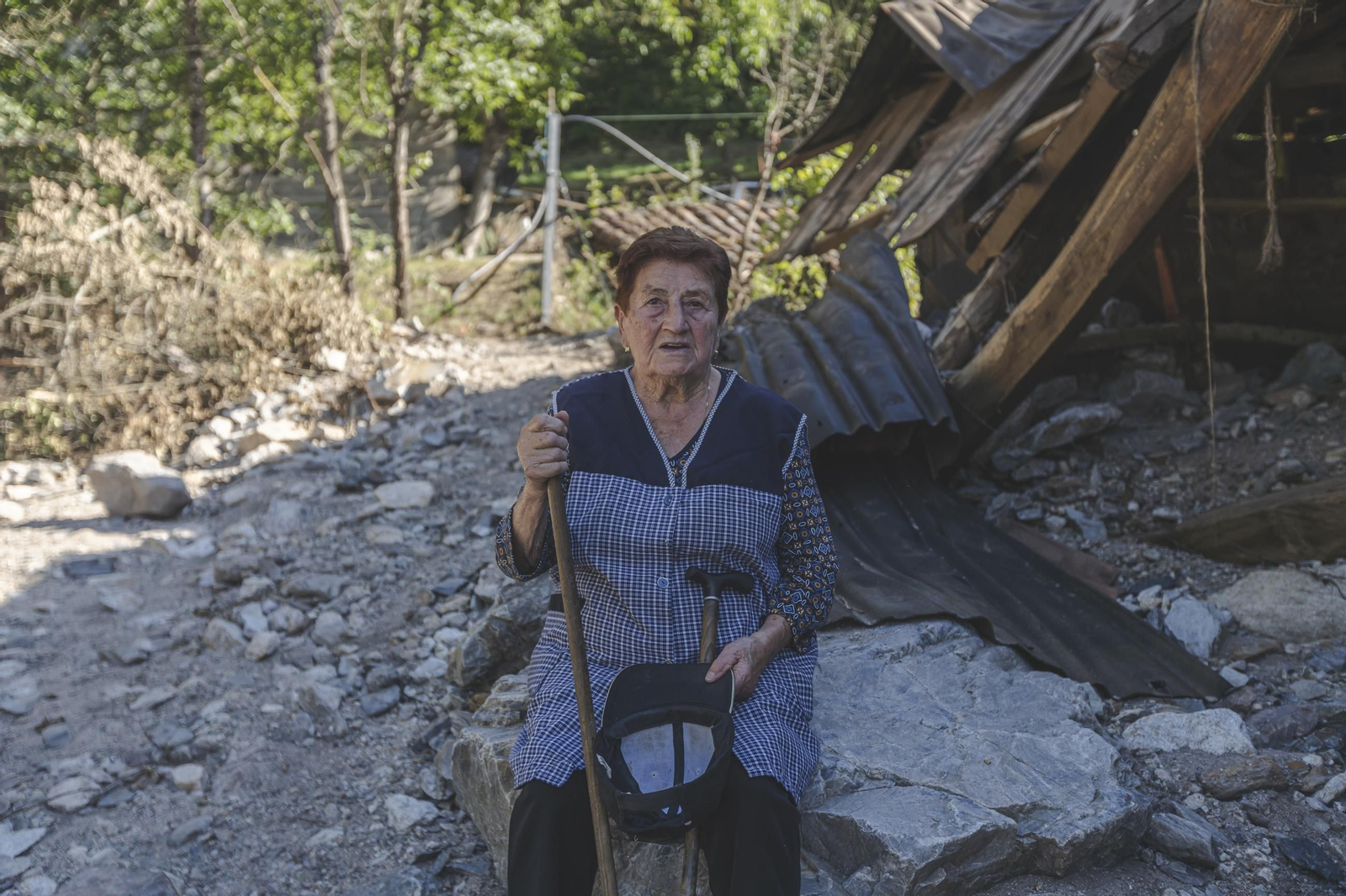 Galería | La huella del desastre dejado por la riada en A Bouza y acentuado por la parálisis, en fotos