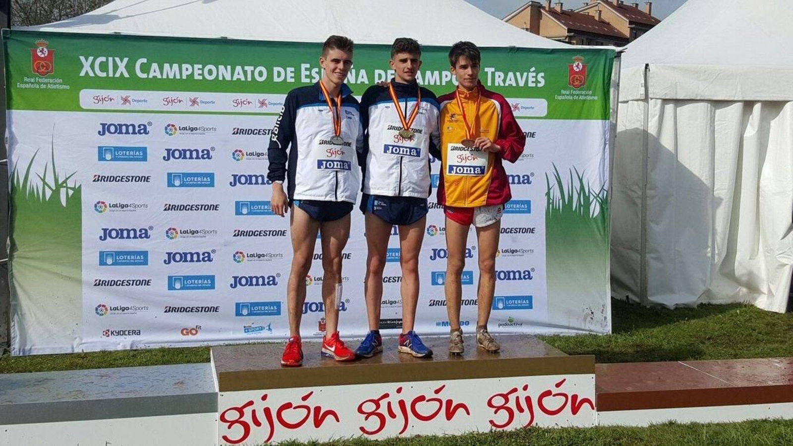 Adrián Ben y Miguel Carballeda fueron los únicos gallegos en subirse a un podio ayer en Gijón.