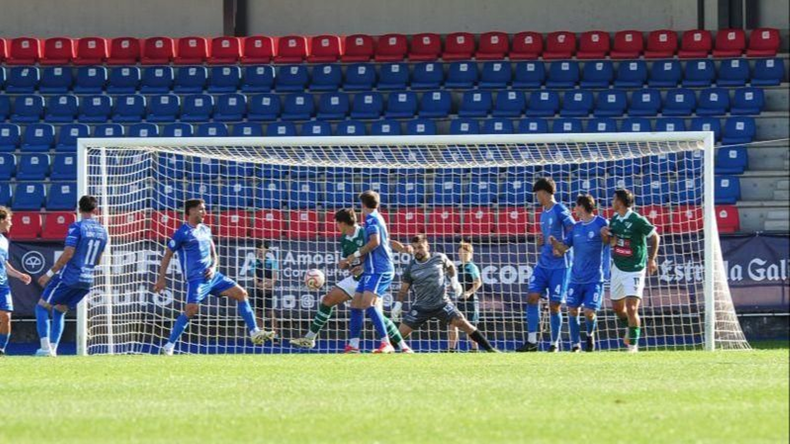 La acción del único tanto del partido, con el balón ya cerca de la red en la portería de Diego García.