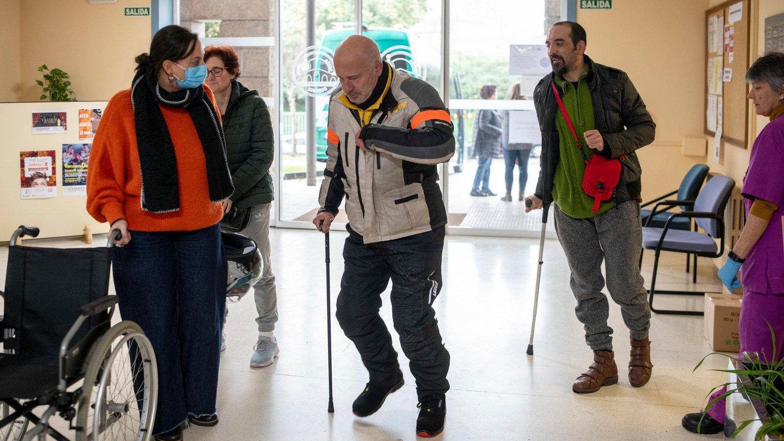 Prudencio Macias, ayer con su moto en Ourense. FOTO: ÓSCAR PINAL