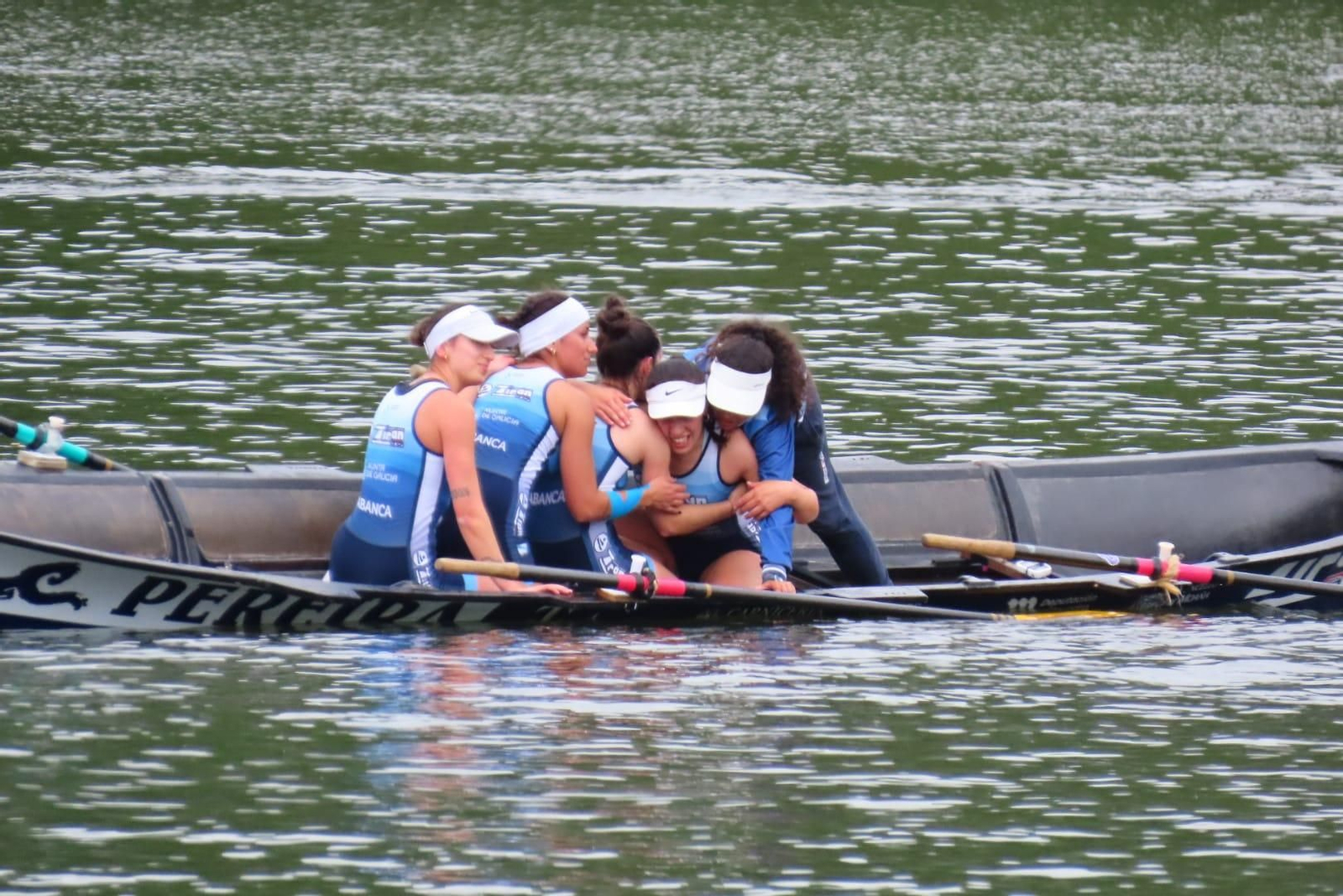 La tripulación absoluta de Tirán celebra su clasificación para la final de hoy.