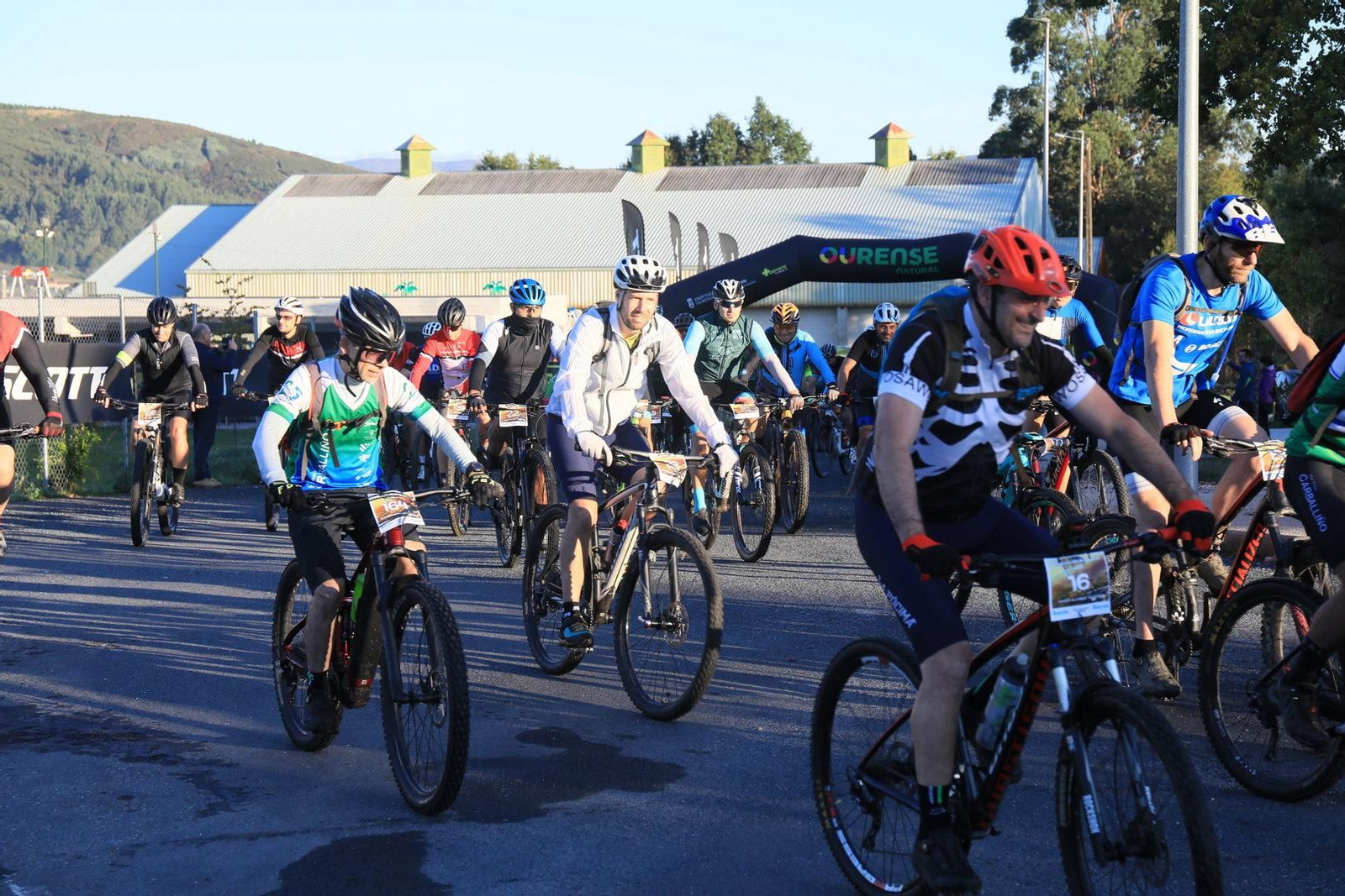 Momento de la salida, sin tiempo que perder, con el pelotón recorriendo los primeros metros de un recorrido que se prolongó hasta los 40 kilómetros.