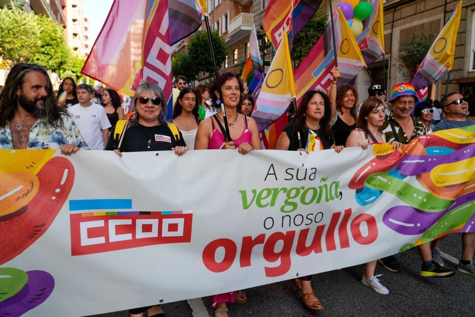 Galería | Una marea multicolor inunda las calles de Vigo por el Día del Orgullo LGTBIQ+