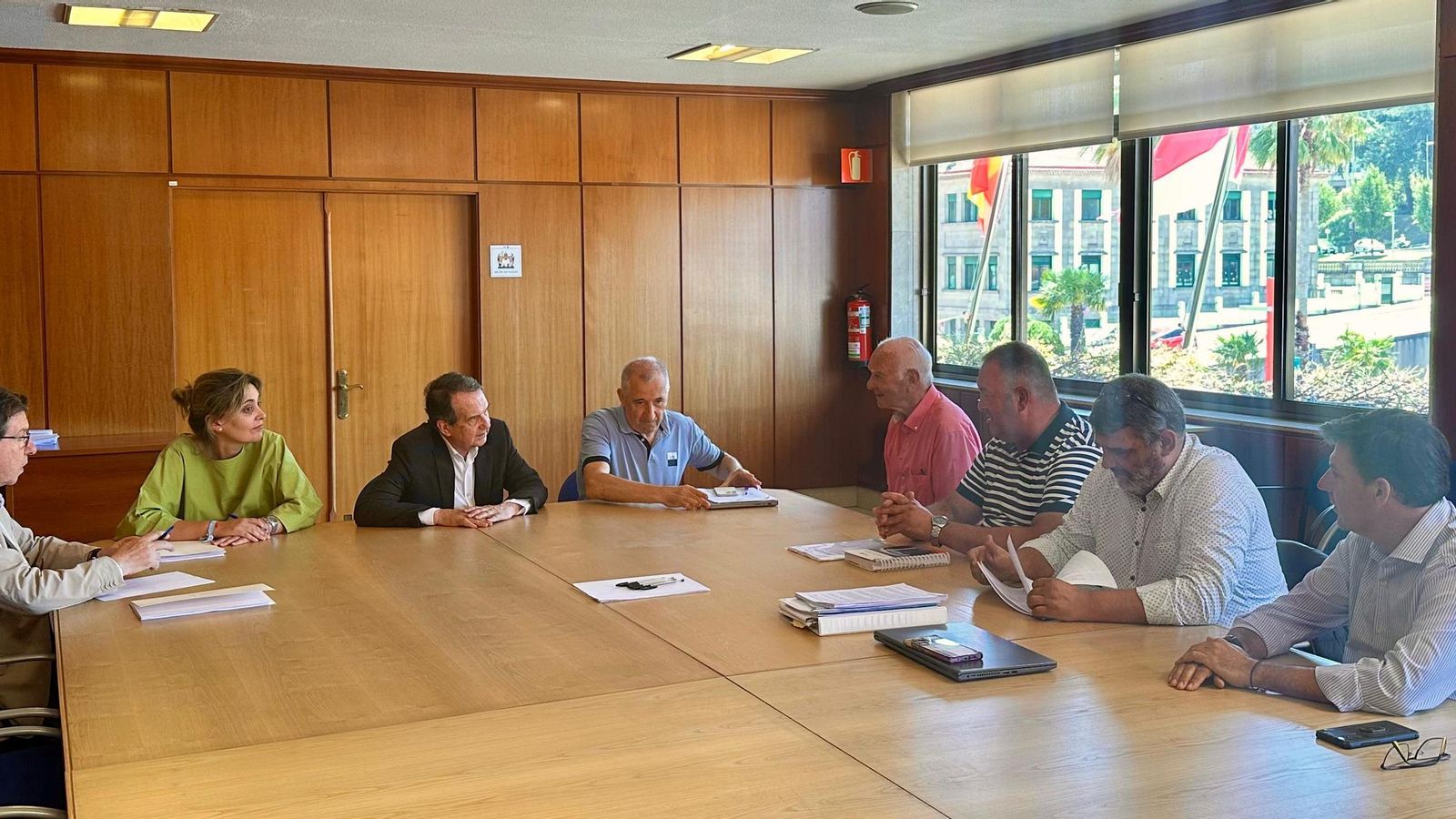 El alcade Abel Caballero mantuvo una reunión con la comisión de fiestas de Coia tras arreglar los problemas.