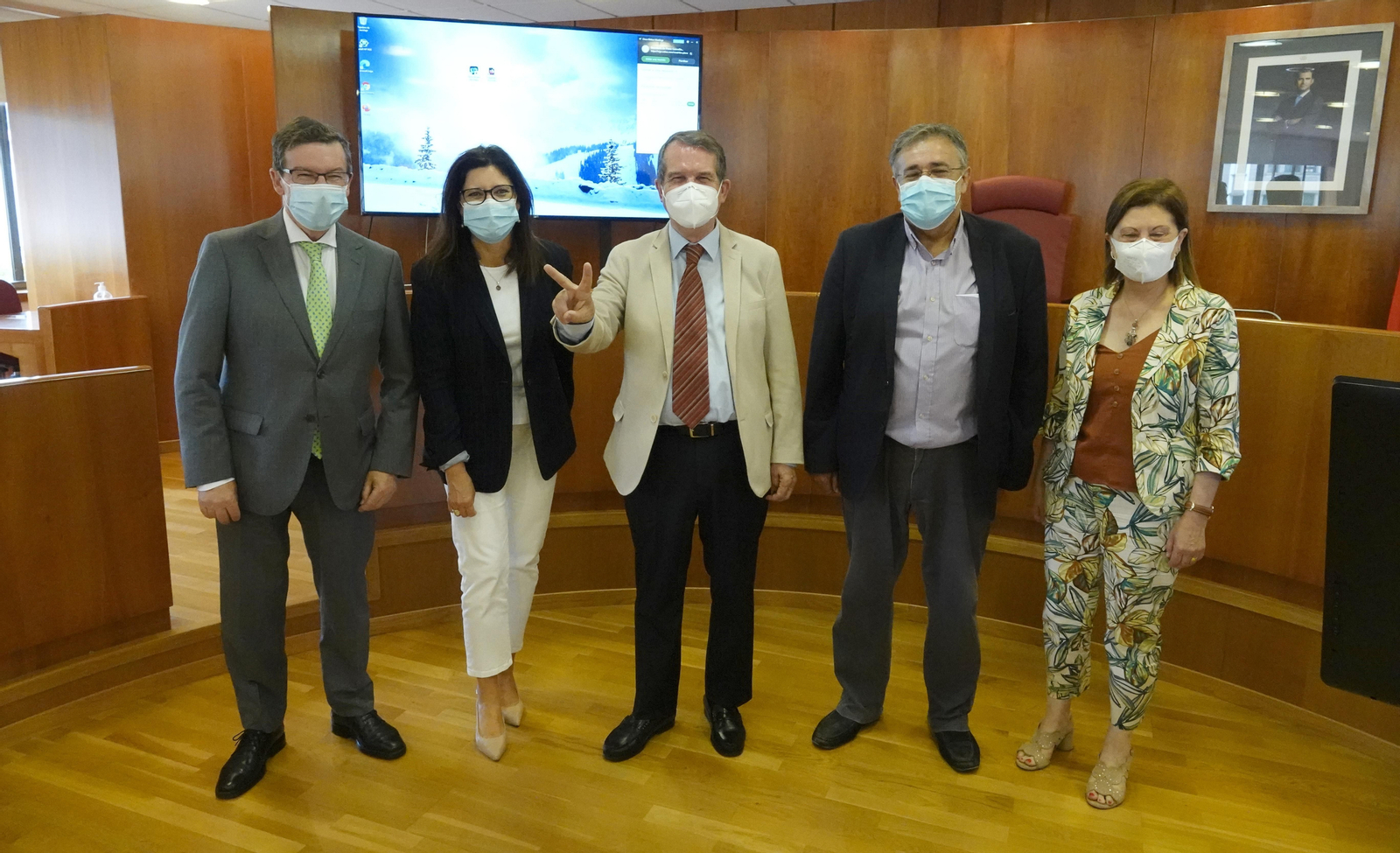 Caballero con sus concejales Font, Caride, Pardo y Espinosa tras finalizar el pleno municipal de ayer.