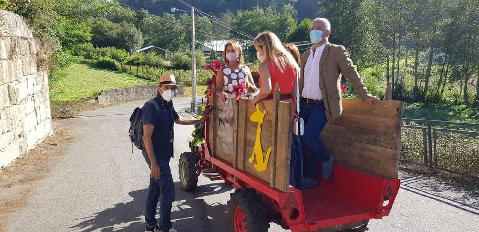 El secretario xeral y el resto de participantes, en el chimpín clásico del festival.