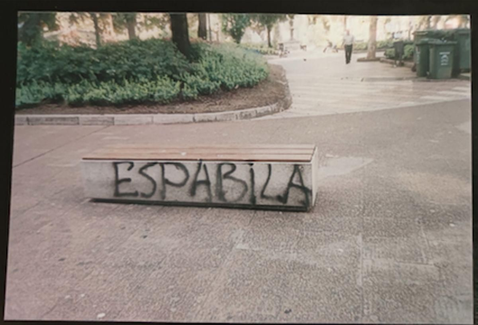 Tajante pintada sin anónima, en un banco del Parque de San Lázaro en 2003.
