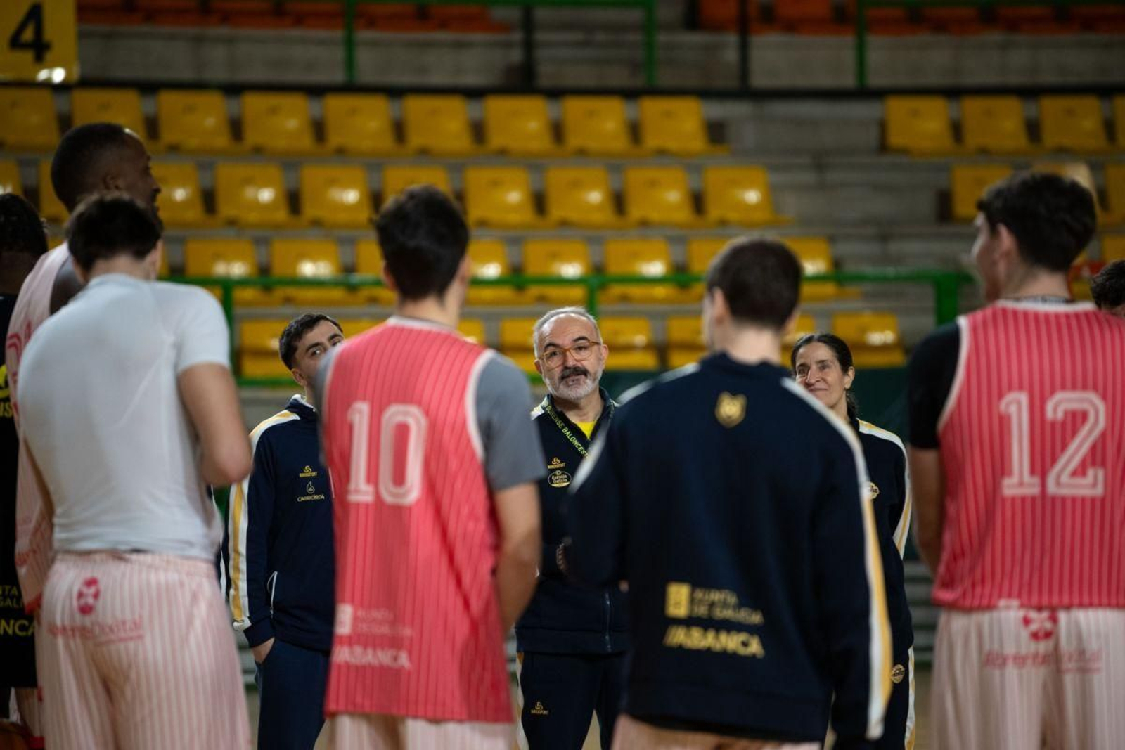 Moncho López habla con los jugadores en el Pazo.