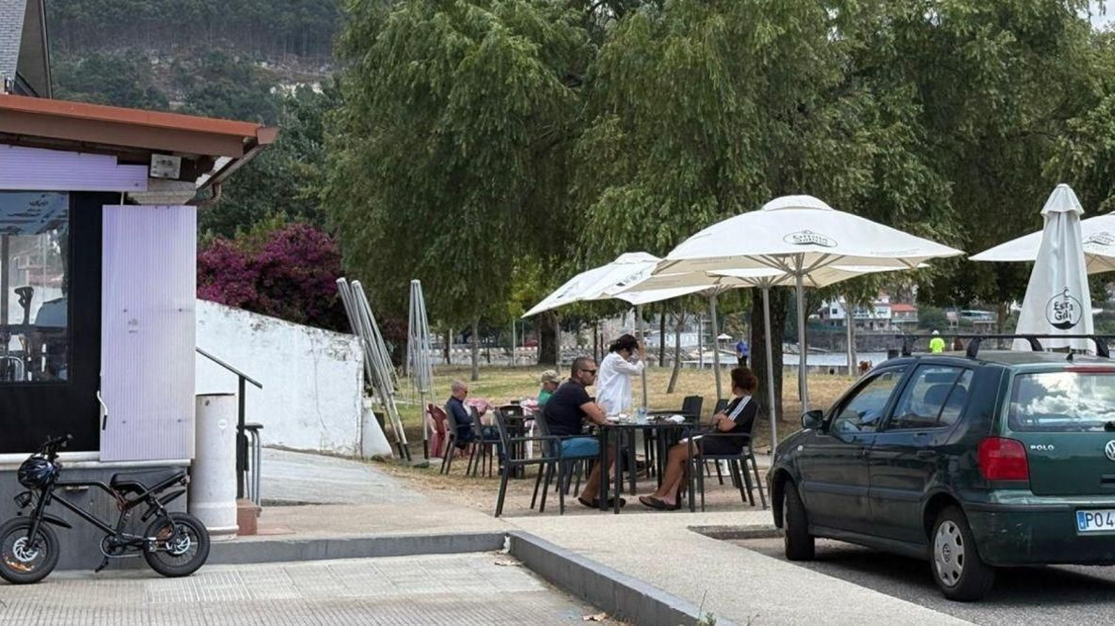 Terraza del paseo marítimo de Domaio.