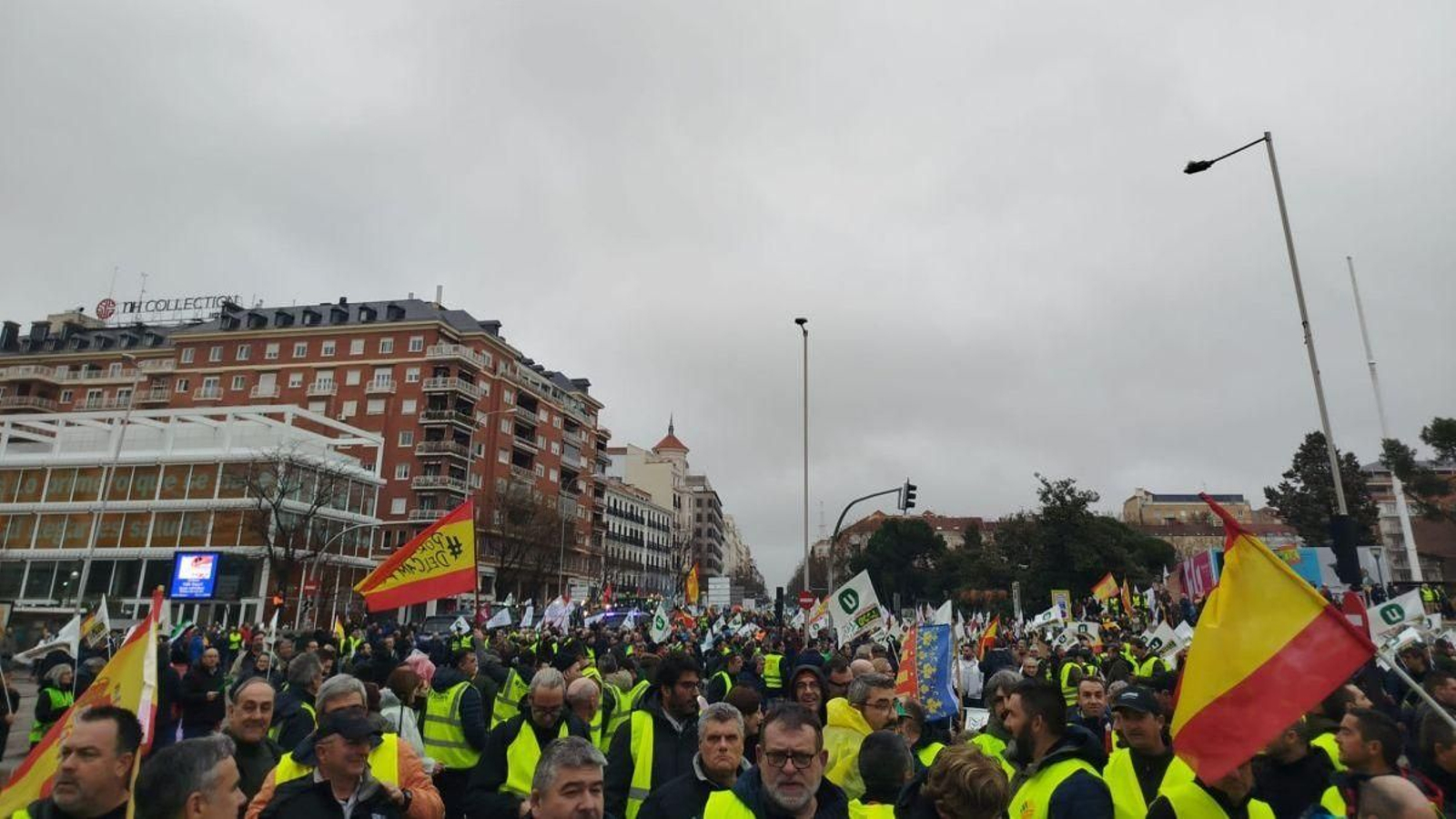 Los manifestantes protestan en la Plaza de Colón.