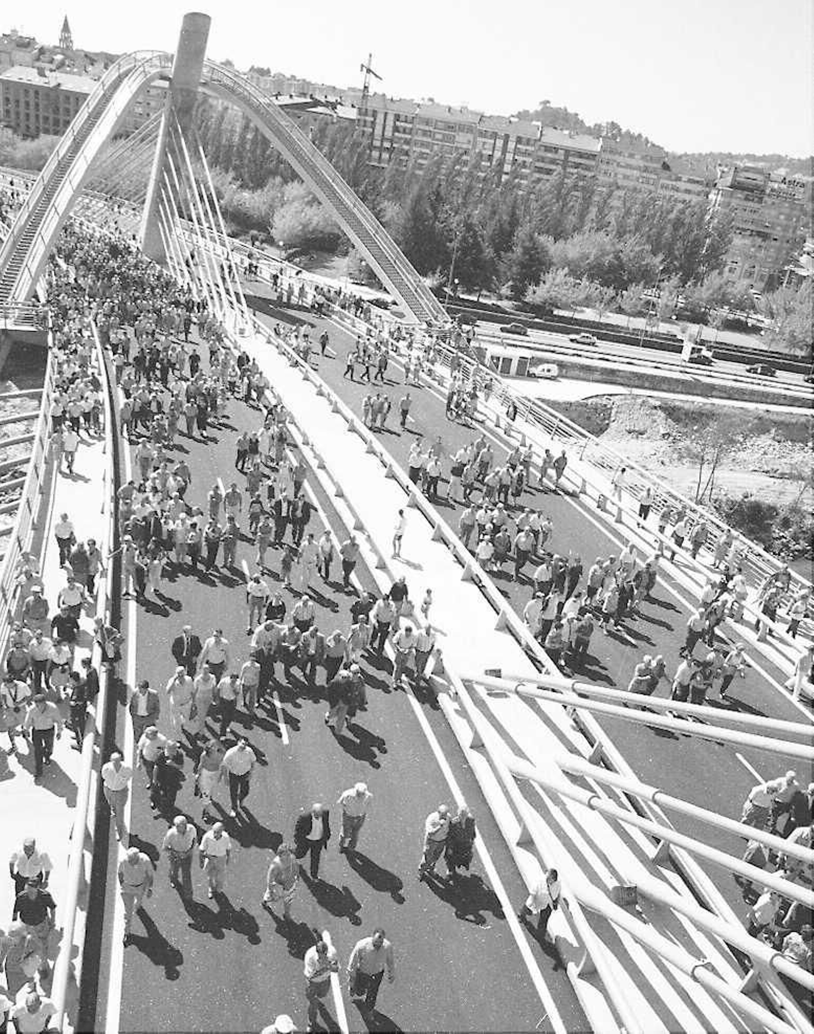 La construcción del emblemático Puente del Milenio hace 25 años cambiaba el skyline de Ourense, en fotos