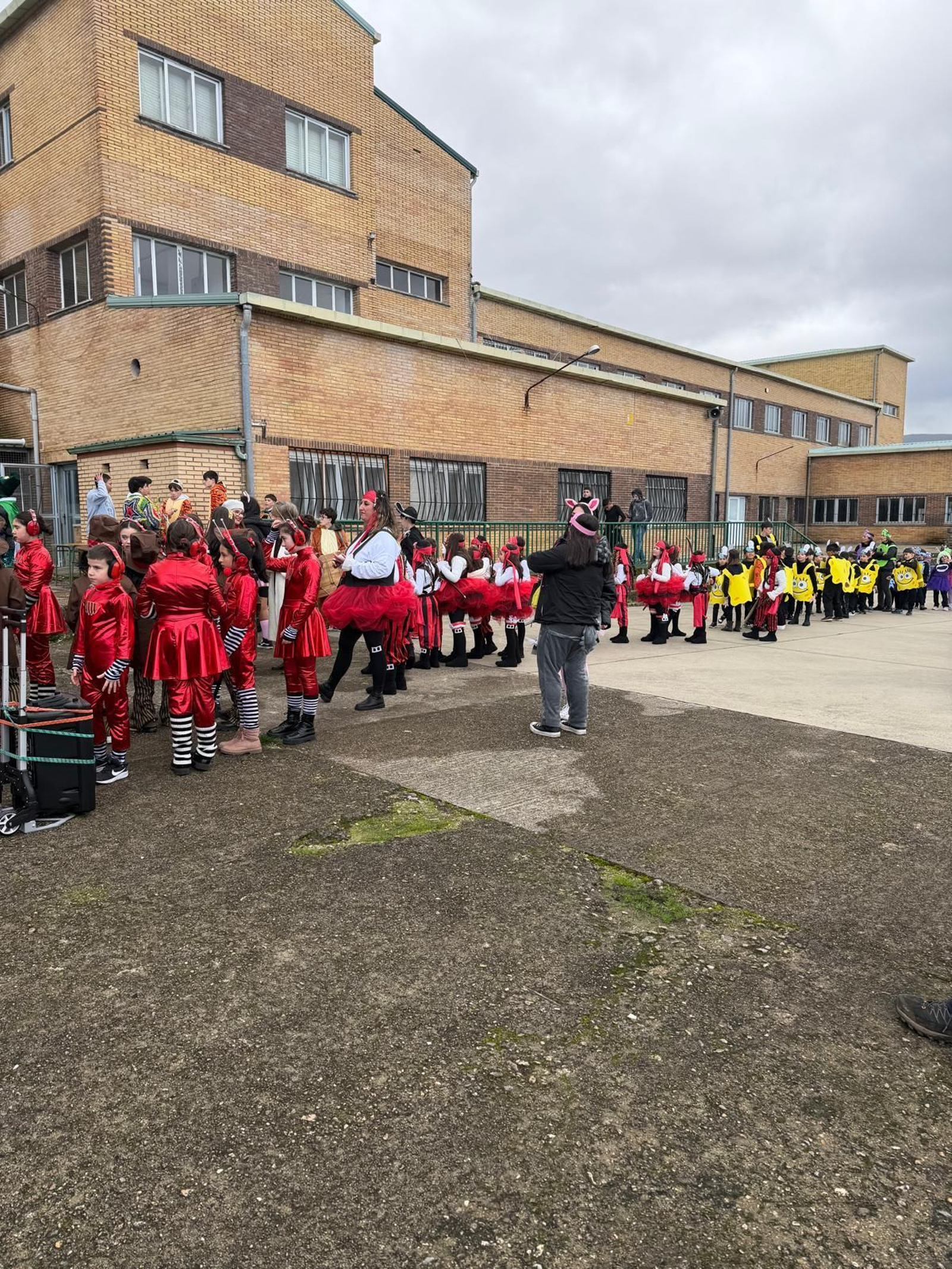 Galería | Los niños llenan de color las calles de Viana do Bolo por el Día de Comadres y Compadres