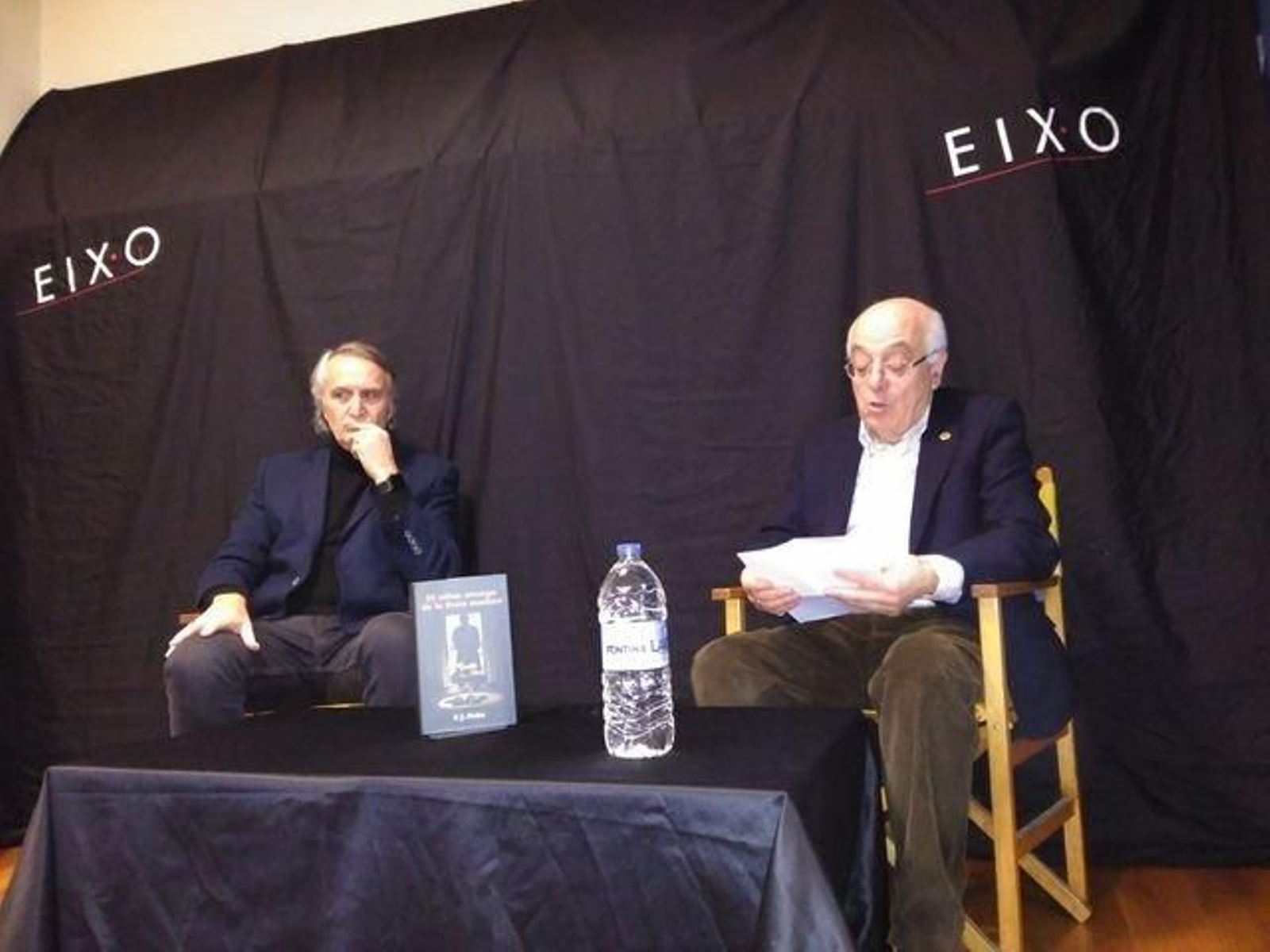 Neira Pampín (esquerda) e o xornalista Xulio Xiz, na presentación da novela.