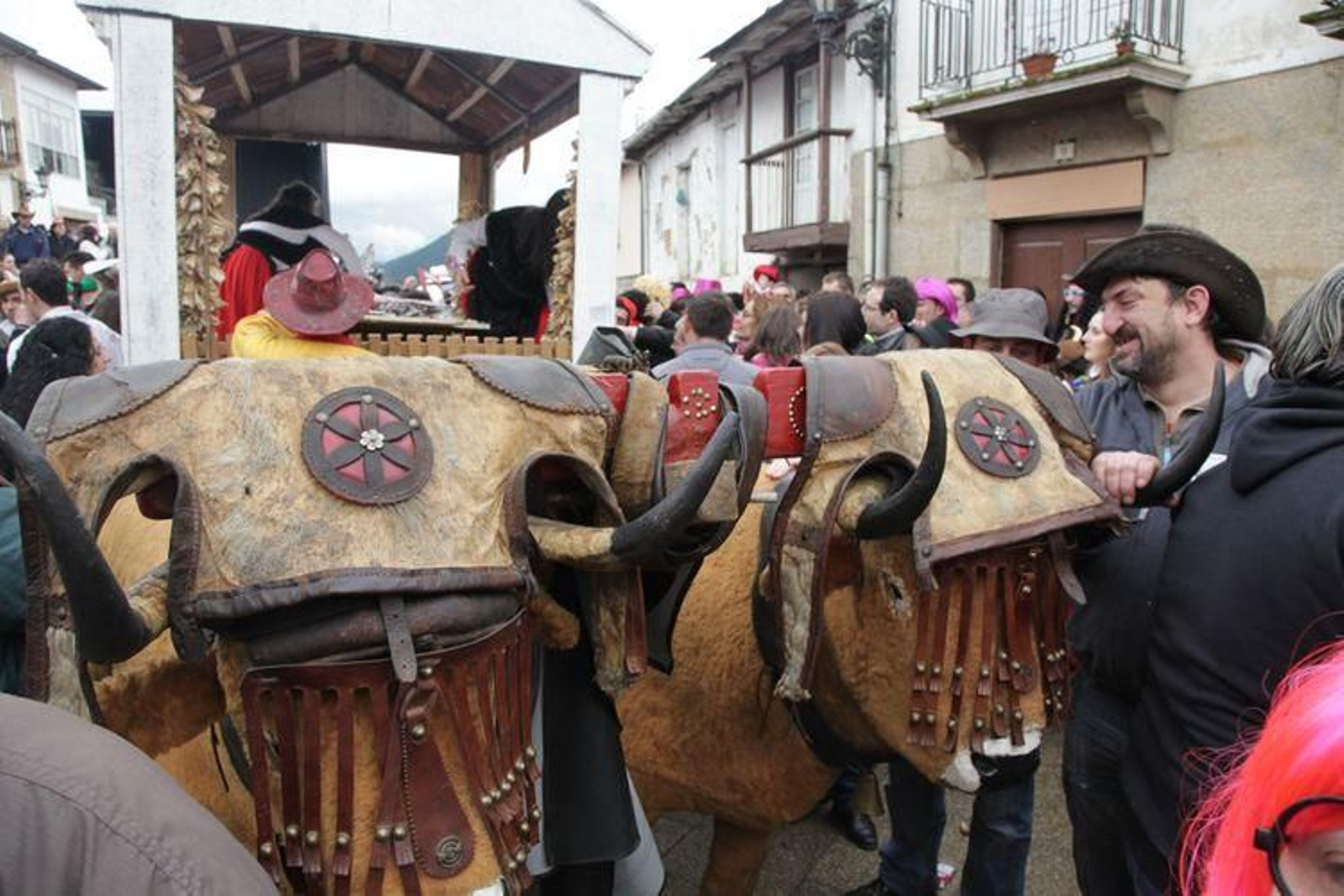 Laza recibe a los peliqueiros con bica y licor café