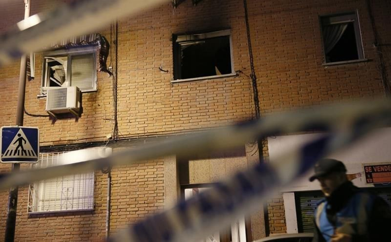 Un policía ante el bloque de viviendas de cuatro alturas ubicado en el número 33 de la Travesía del Socorro