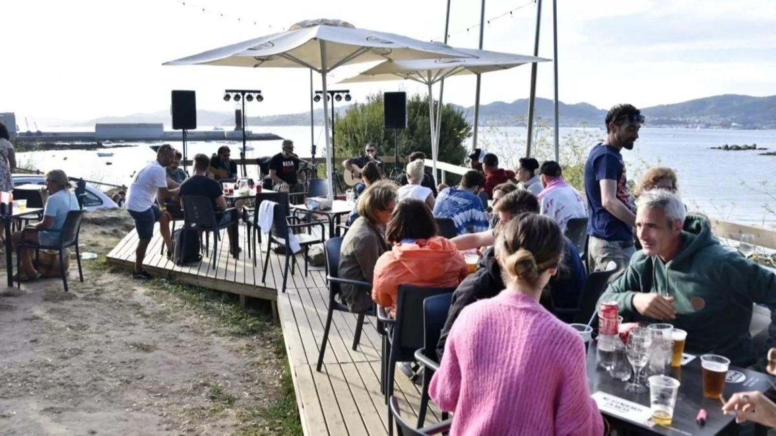 Música en directo en las playas viguesas en un chiringo, a partir de ahora prohibida.
